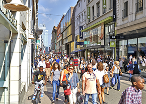 Photo of a crowd in the rue Neuve