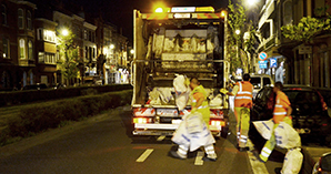 Photo d'ouvriers chargeant le camion poubelle lors de la collecte